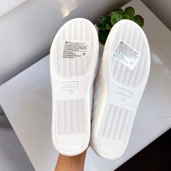 π WHITE QUILTED FAUX LEATHER CASUAL SNEAKERS! - Picture 10 of 17